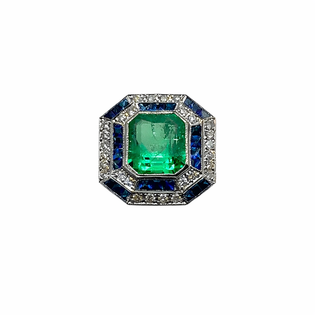 Bague Cocktail en or blanc, émeraude, saphirs et diamants