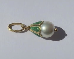 Pendentif en or jaune, émail et perle