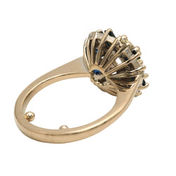 Bague Entourage en or blanc, saphirs et diamants
