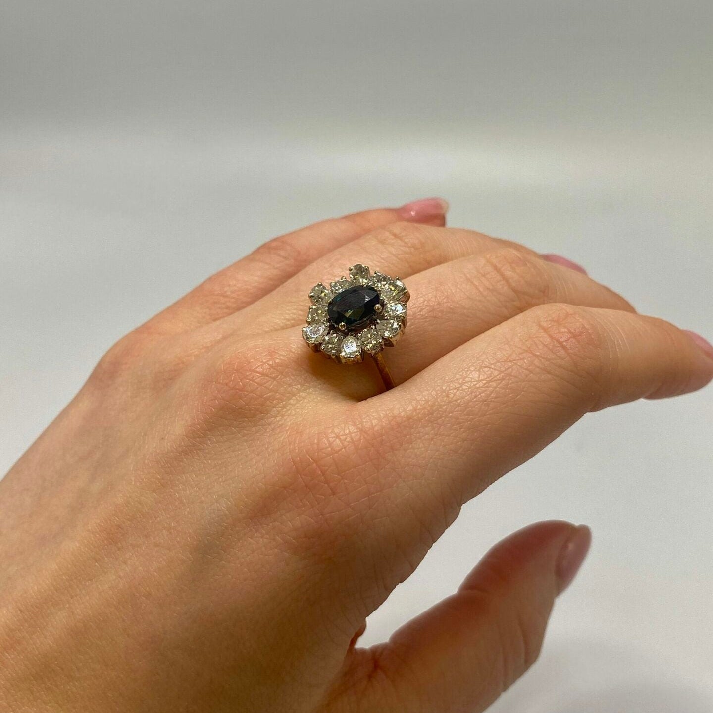 Bague Marquise en or jaune, saphir et diamants
