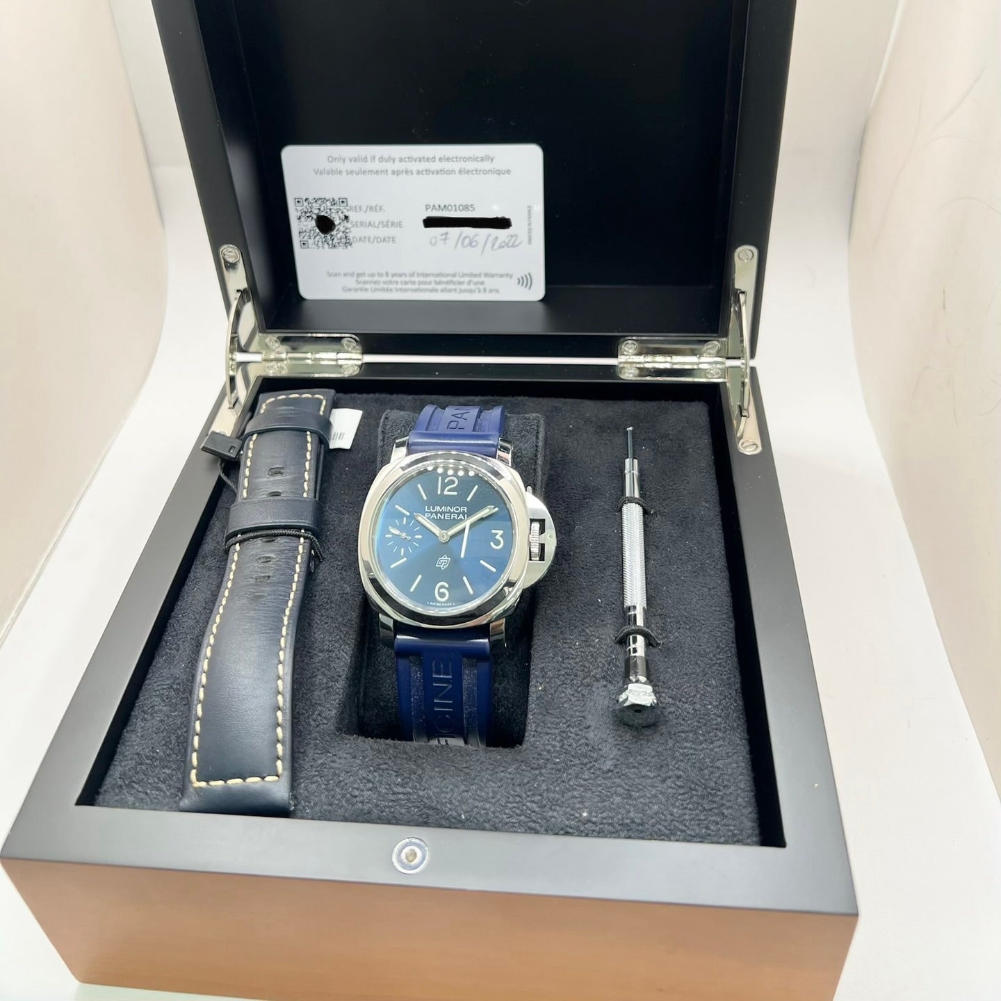 Montre PANERAI "Luminor Base" en acier et caoutchouc