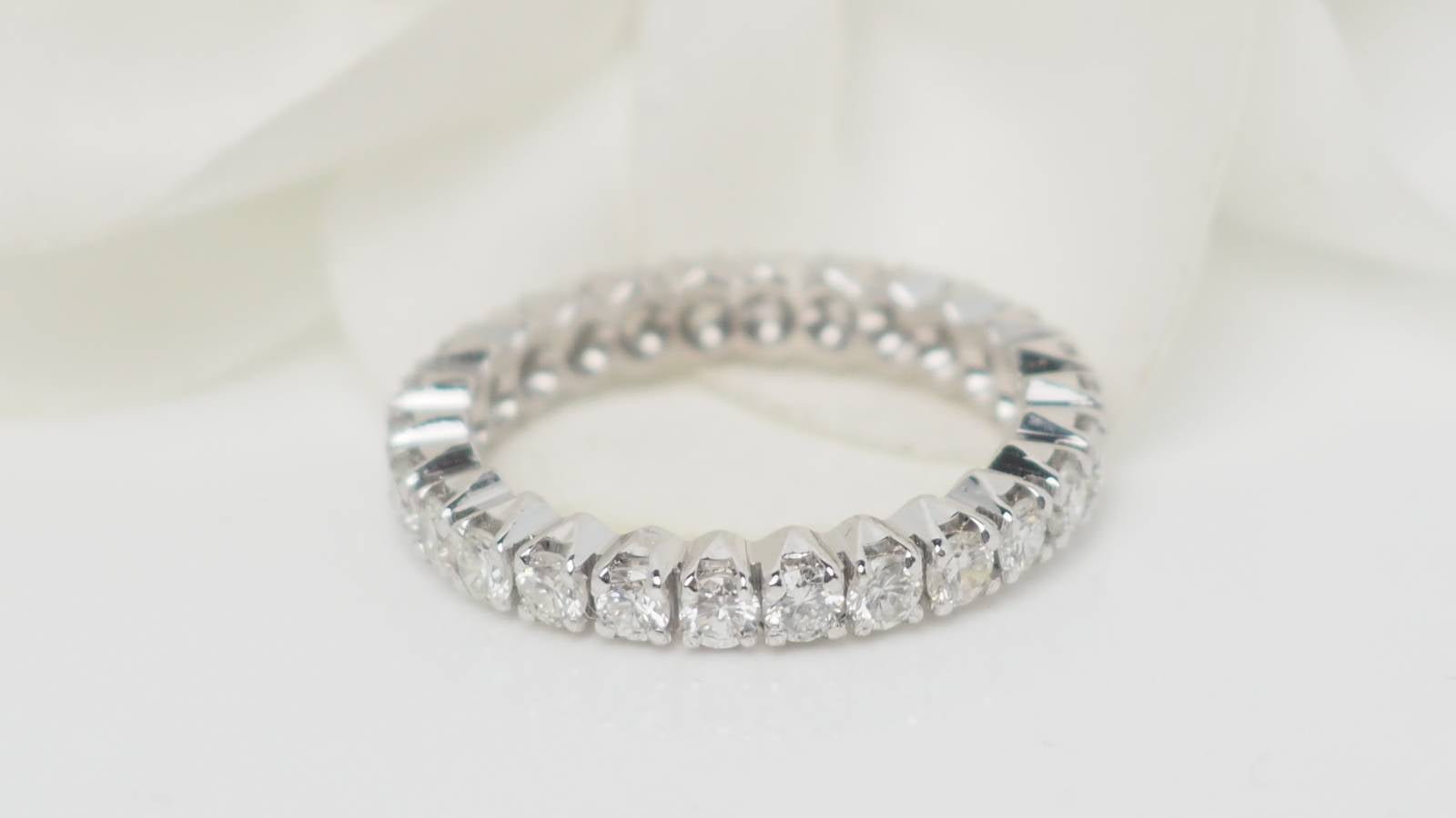 Bague Alliance en or blanc et diamants