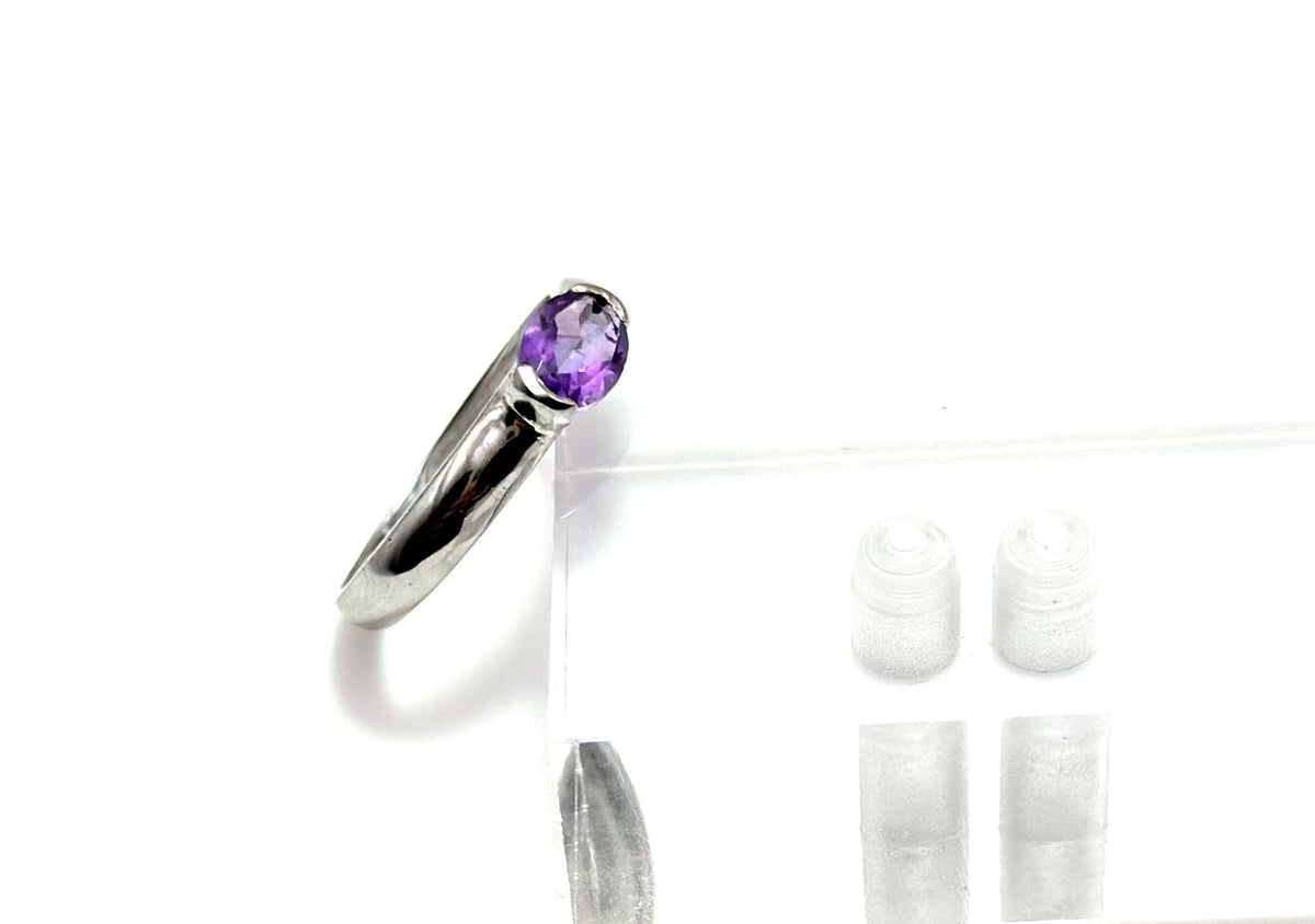 Bague Solitaire en or blanc et améthyste
