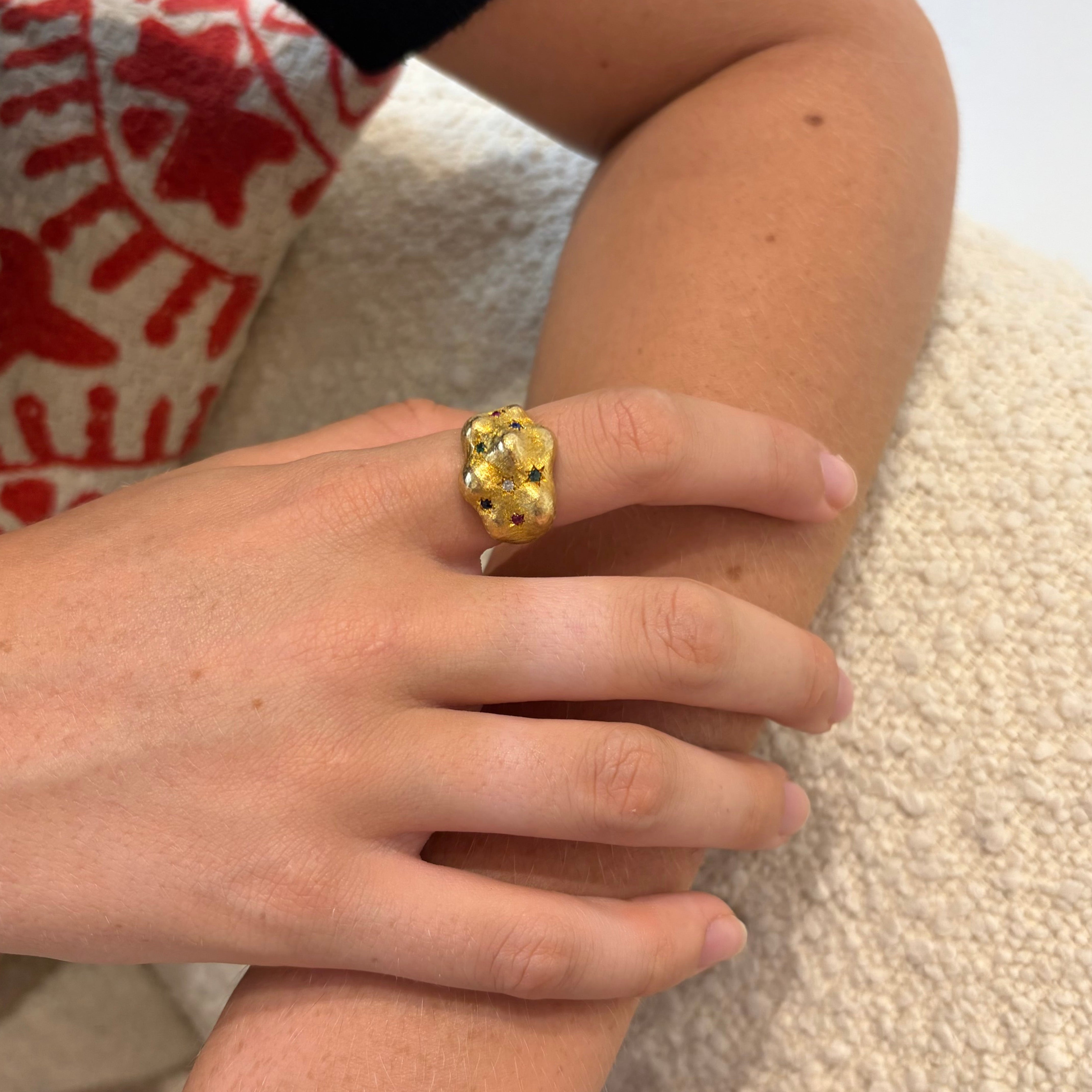 Bague Bandeau en or jaune, émeraudes, rubis, saphirs et diamant