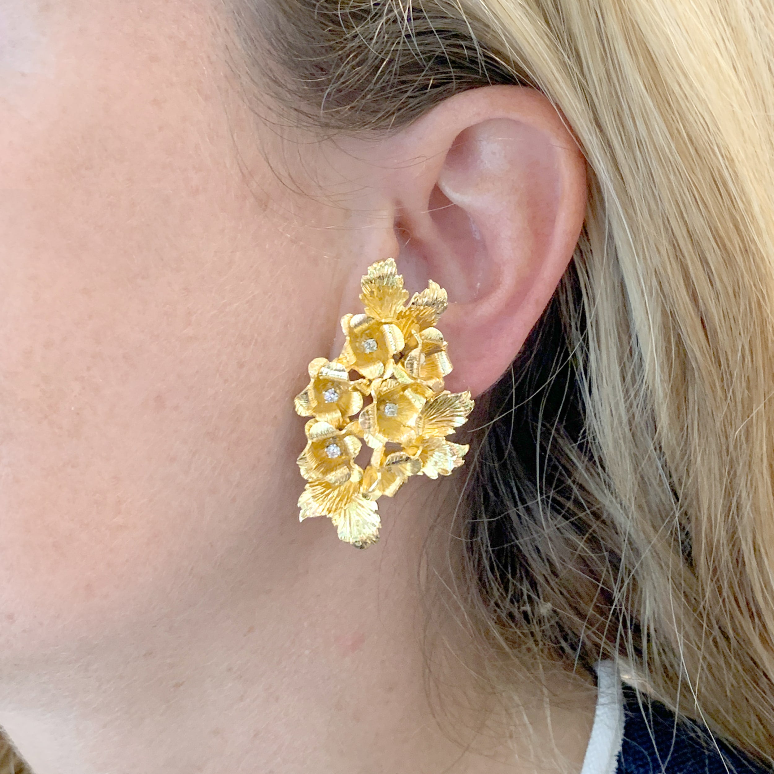 Boucles d'oreilles "Fleurs", or jaune et diamants.