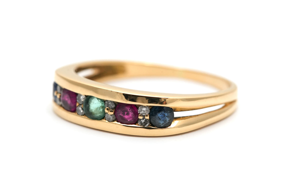 Bague en or jaune, émeraude, rubis, saphirs et diamants