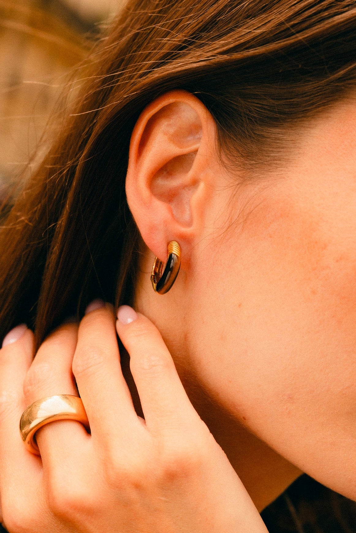 Boucles d'oreilles Créoles CHAUMET en or jaune et oeil de tigre