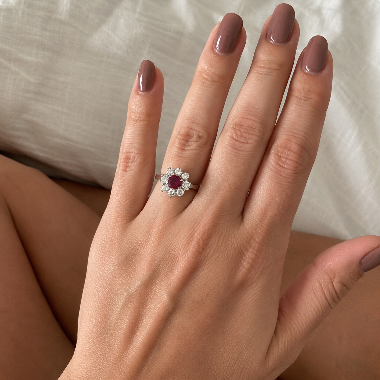 Bague Marguerite en or blanc, rubis et diamants