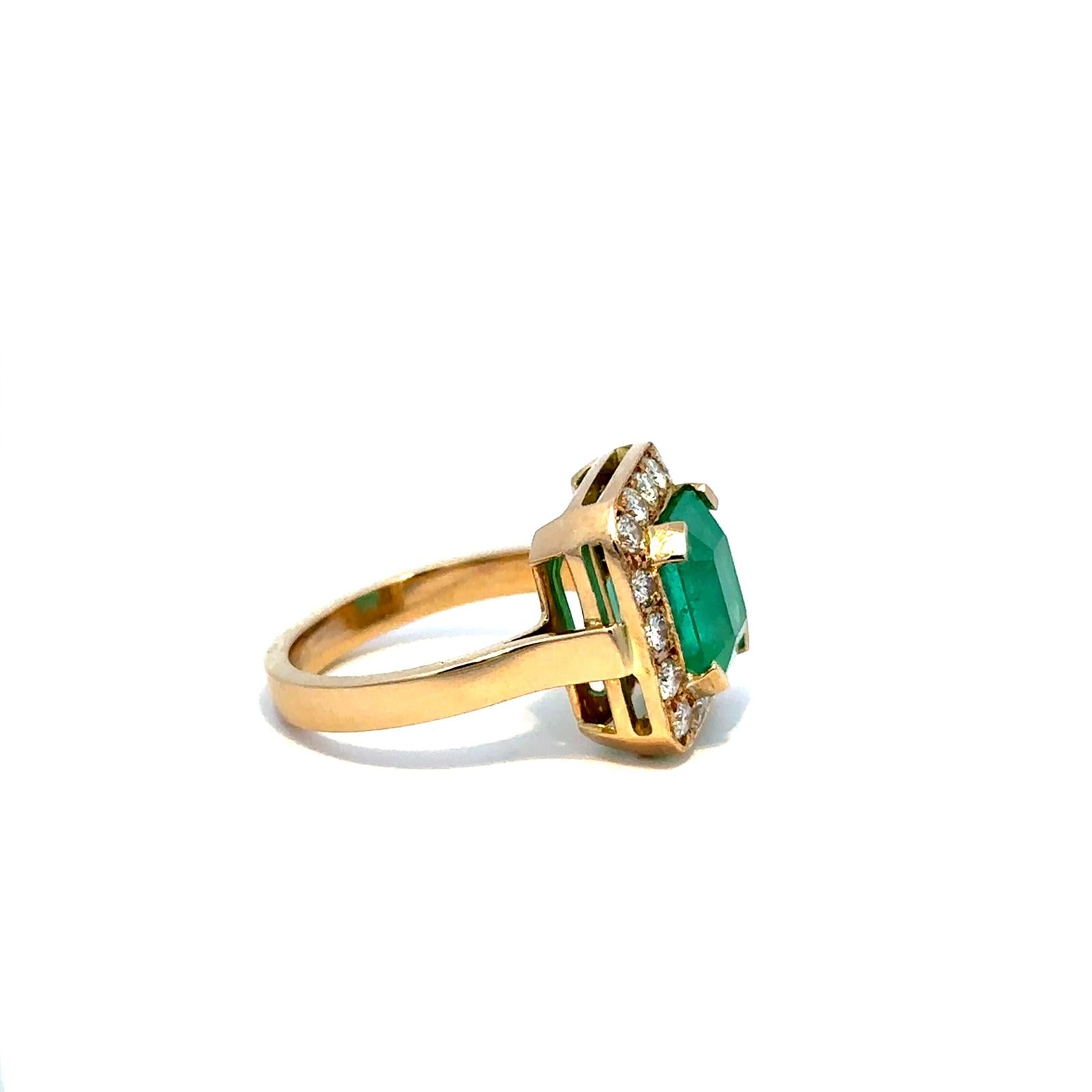 Bague Entourage en or jaune, émeraude et diamants