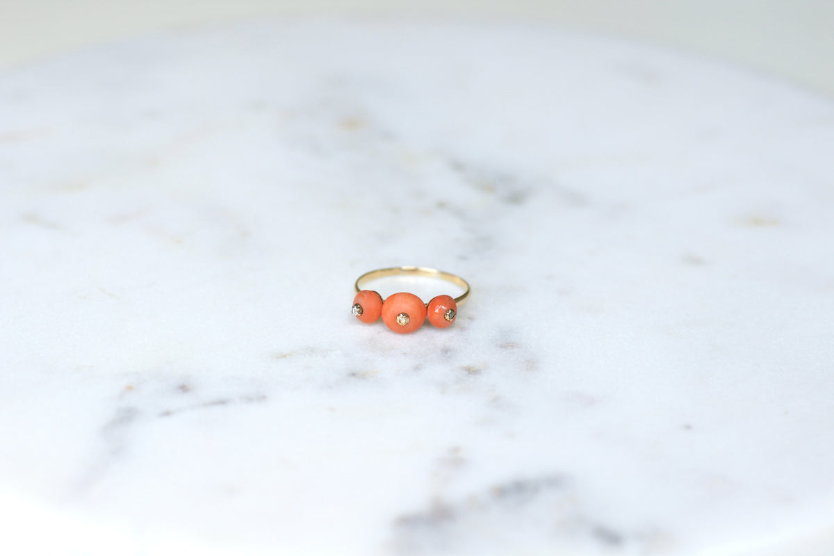 Parure Collier, boucles d'oreilles et bague en or jaune, argent, corail et diamants