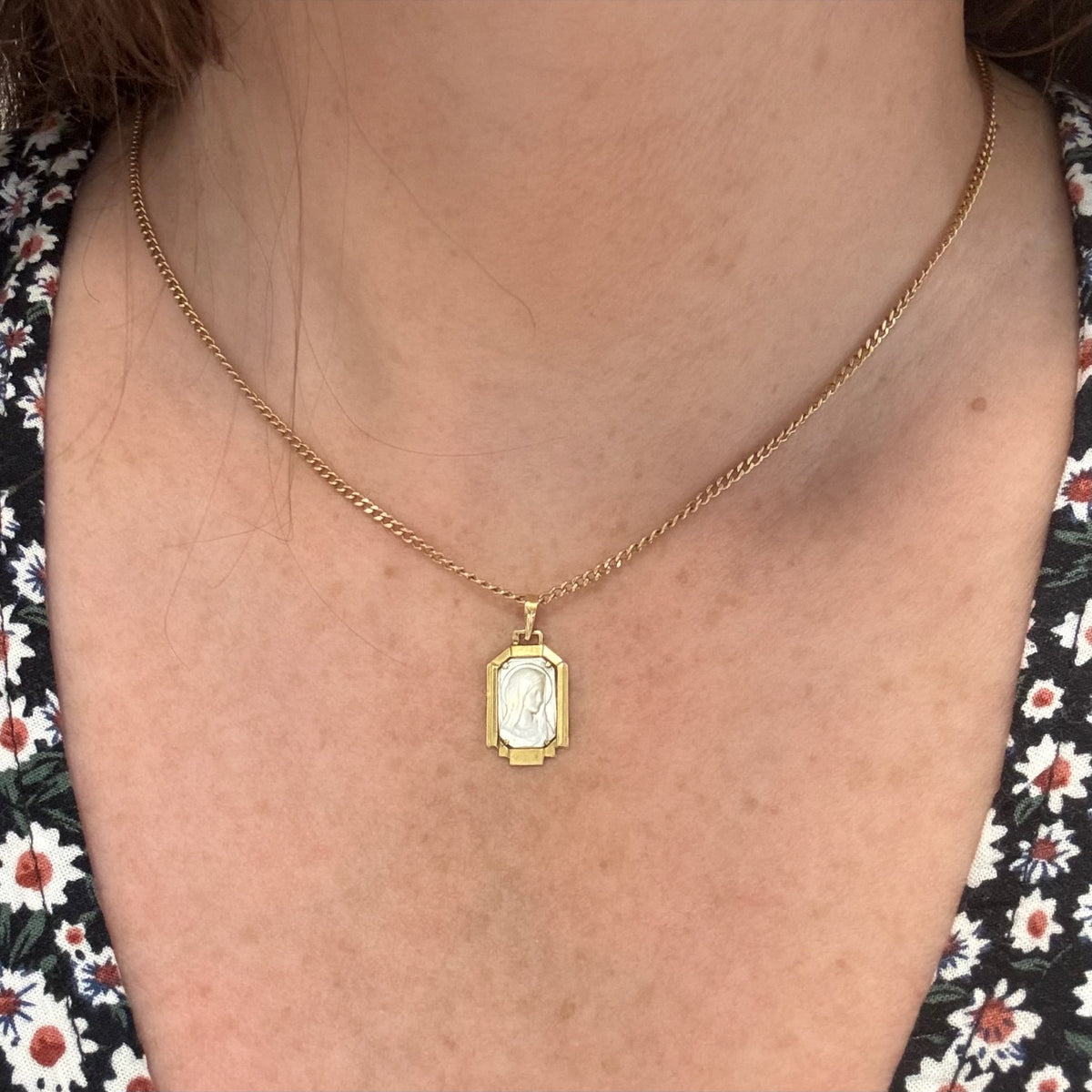 Médaille en or jaune et nacre