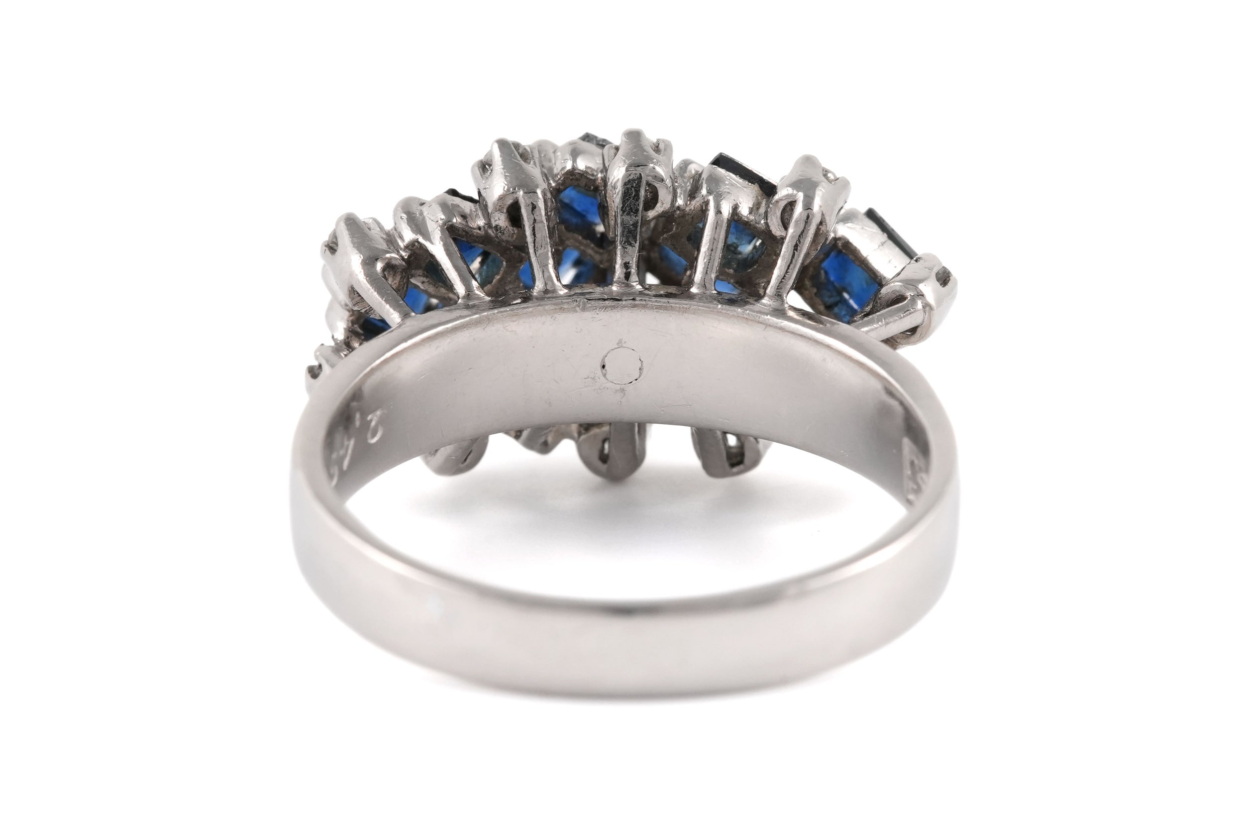 Bague en or blanc, saphirs et diamants