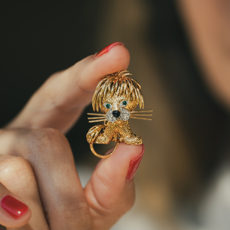 Broche VAN CLEEF & ARPELS "Lion ébouriffé" en or jaune, émeraudes, émail et diamants