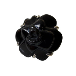 Bague CHANEL "Camélia" en or blanc et onyx