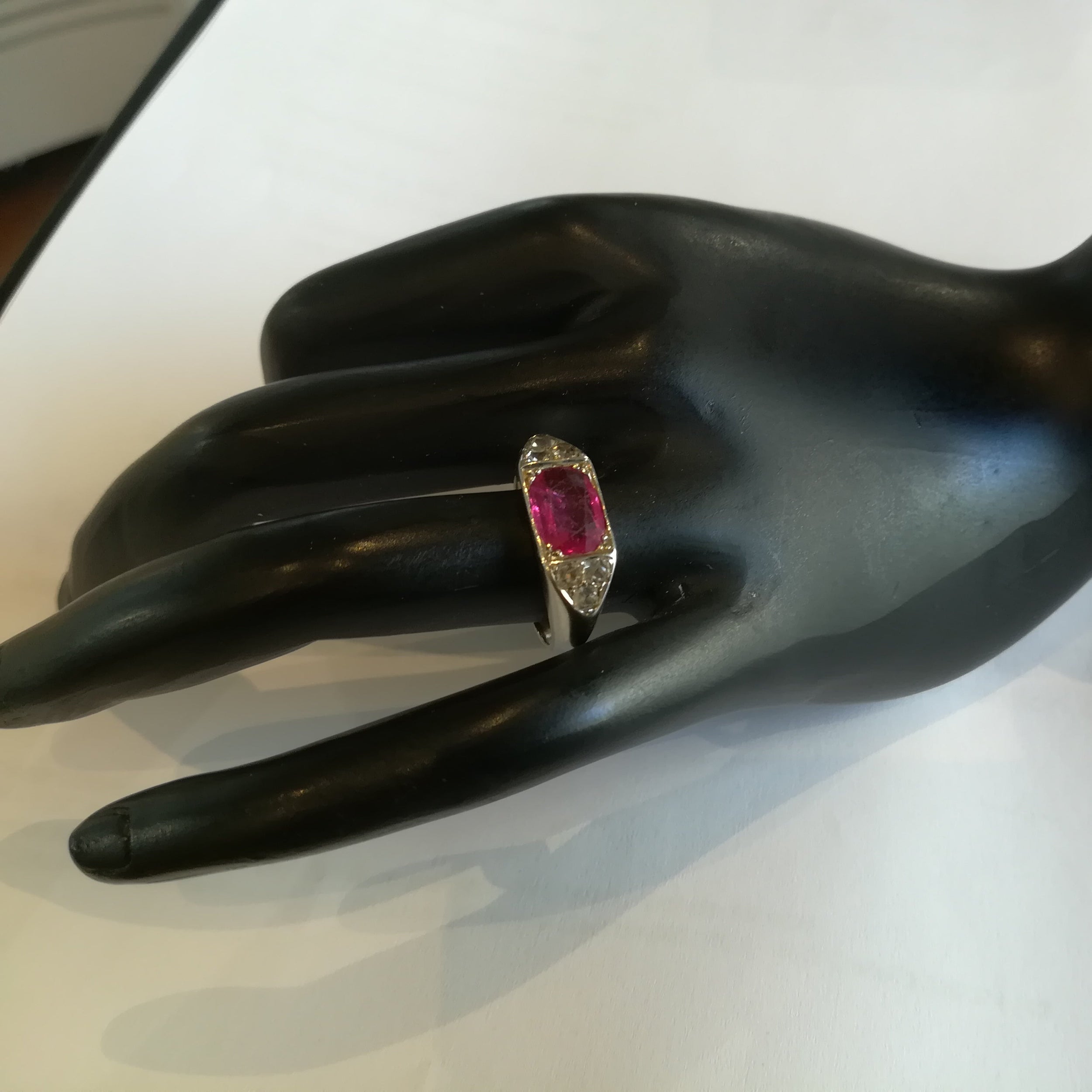 Bague jonc en or blanc et pierre rouge, Art Déco