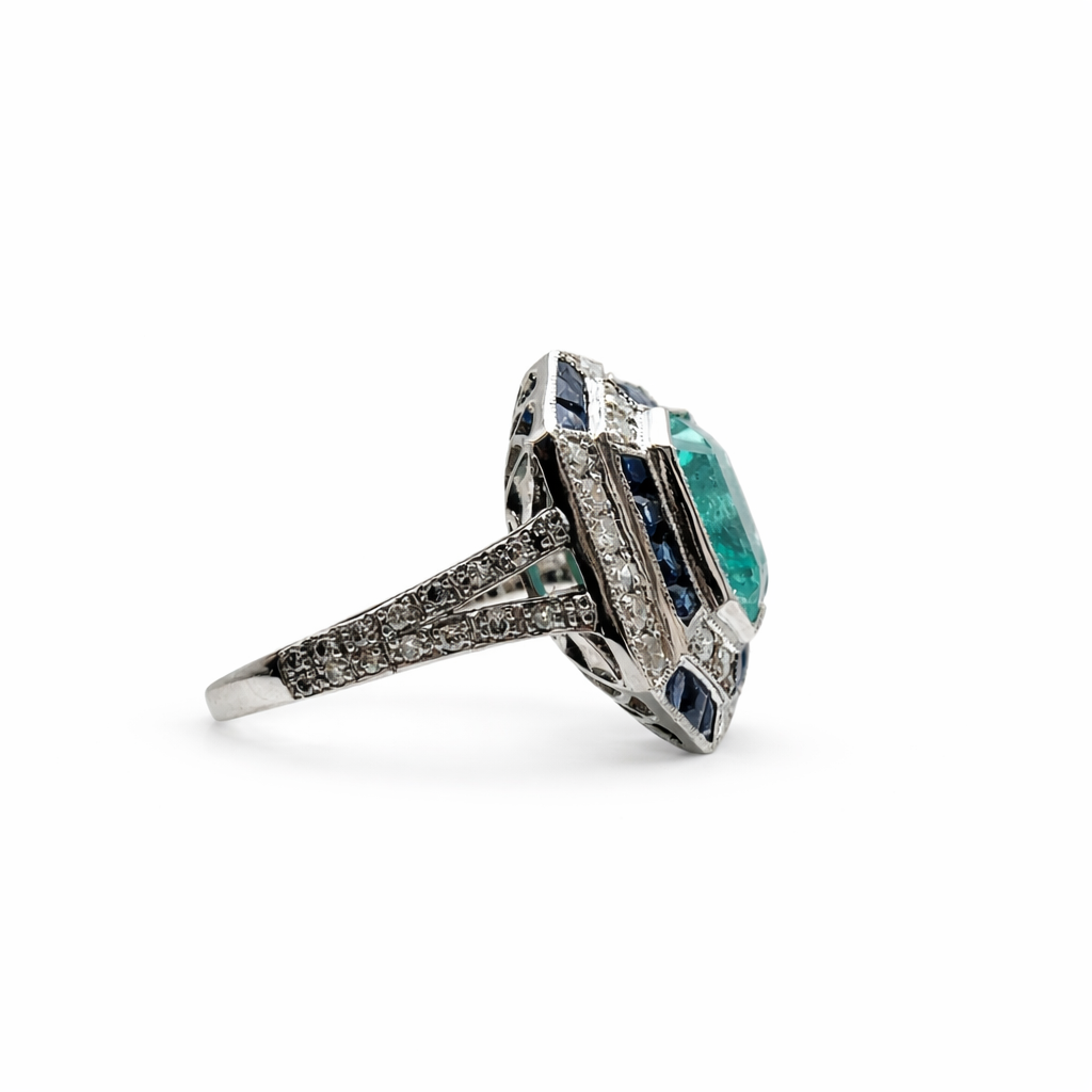 Bague Cocktail en or blanc, émeraude, saphirs et diamants