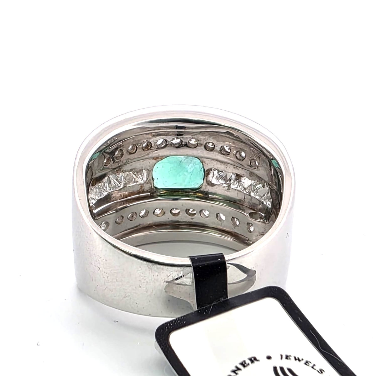 Bague en or jaune, émeraude diamants