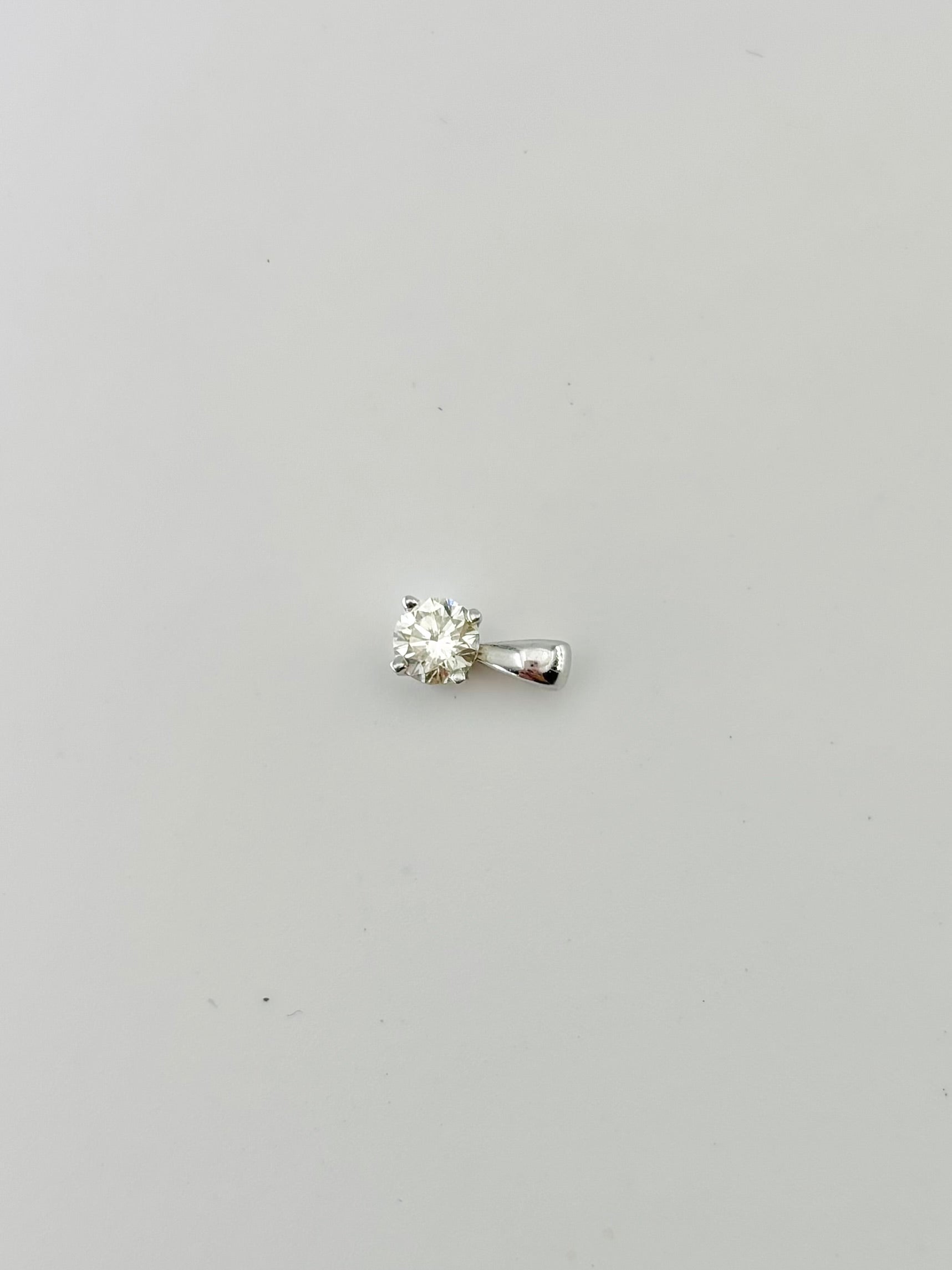 Pendentif en or blanc et diamant