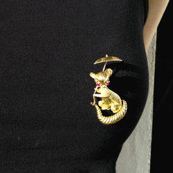 Broche en or champagne et rubis