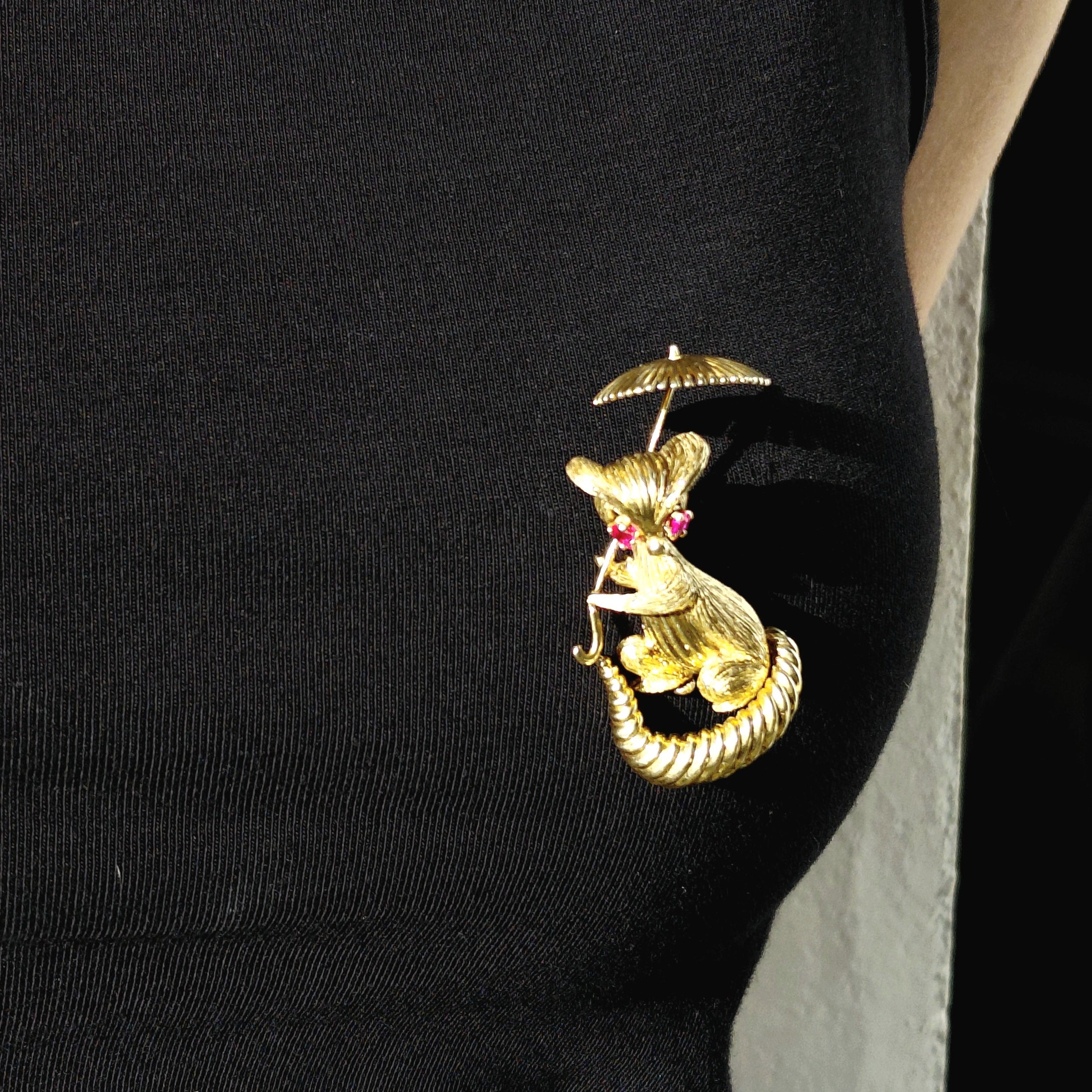 Broche en or champagne et rubis