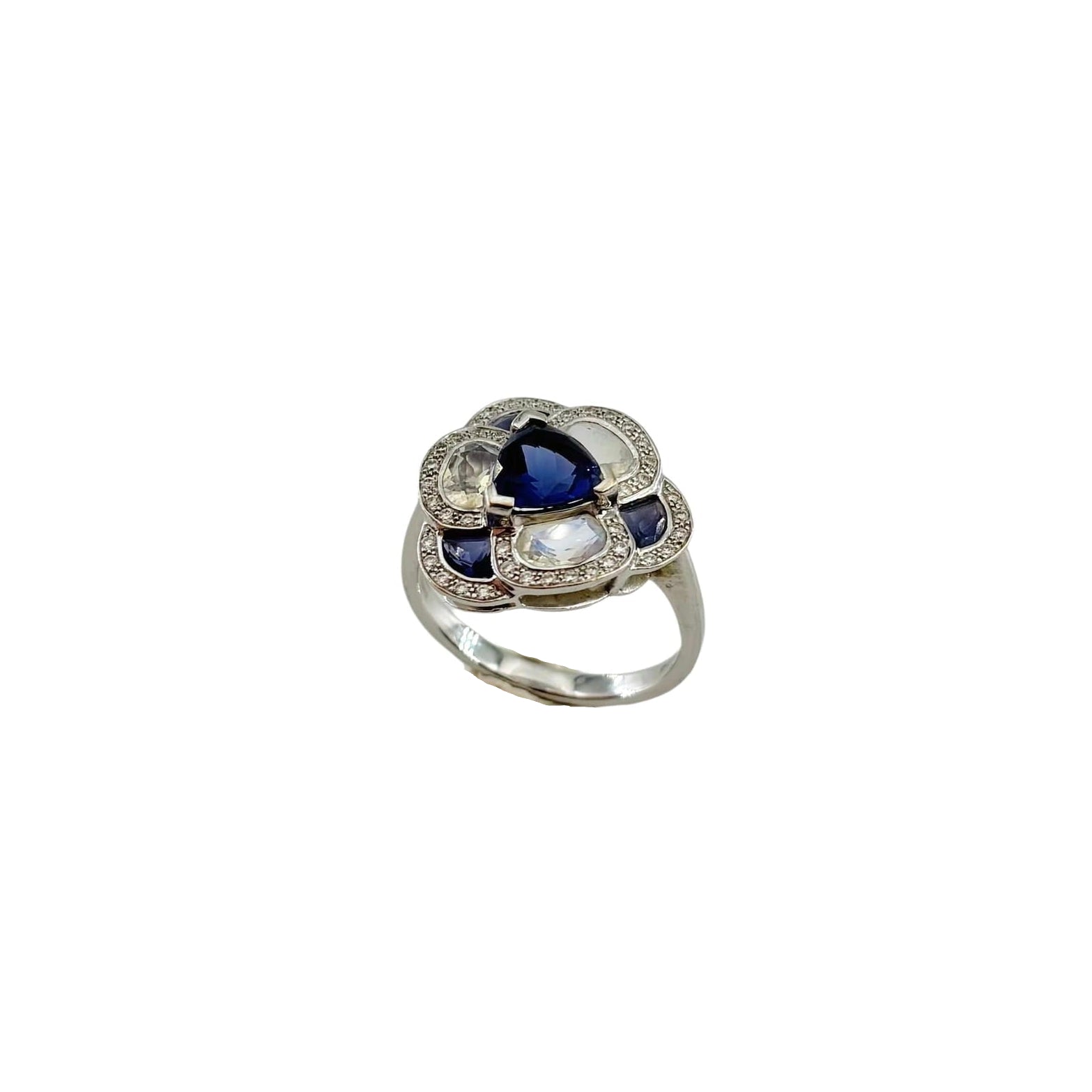 Bague Entourage ISABELLE LANGLOIS "Flora Pensée" en or blanc, pierres de lune, iolites et diamants