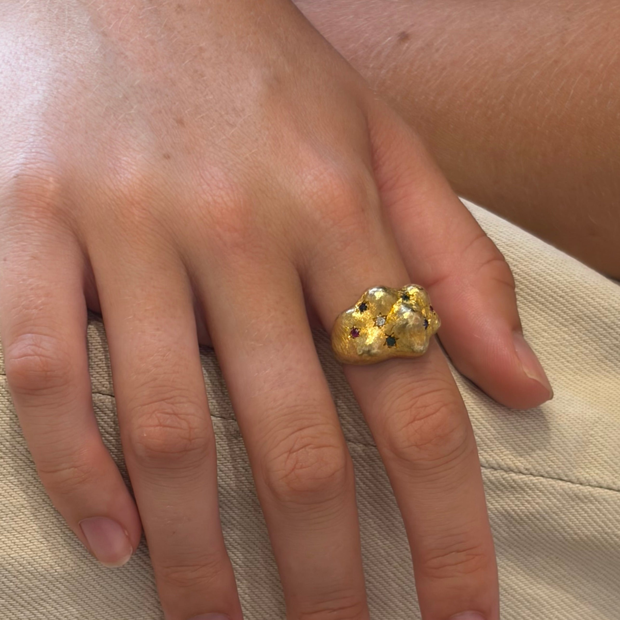 Bague Bandeau en or jaune, émeraudes, rubis, saphirs et diamant