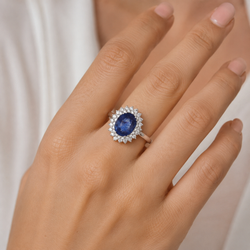 Bague Entourage en or blanc, saphir et diamants