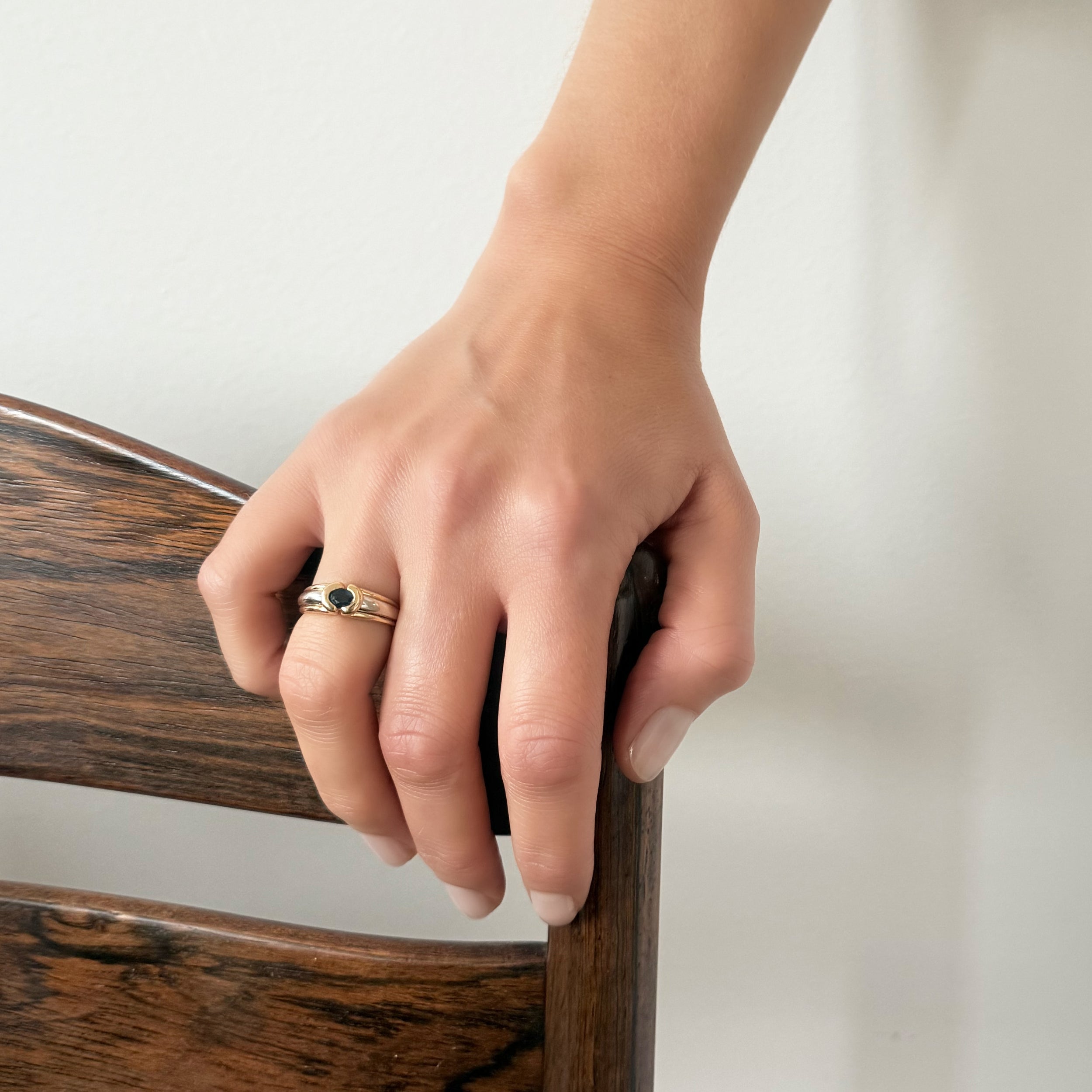 Bague Jonc en or jaune, or blanc, et saphir