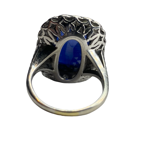 Bague Entourage en or blanc, saphir et diamants