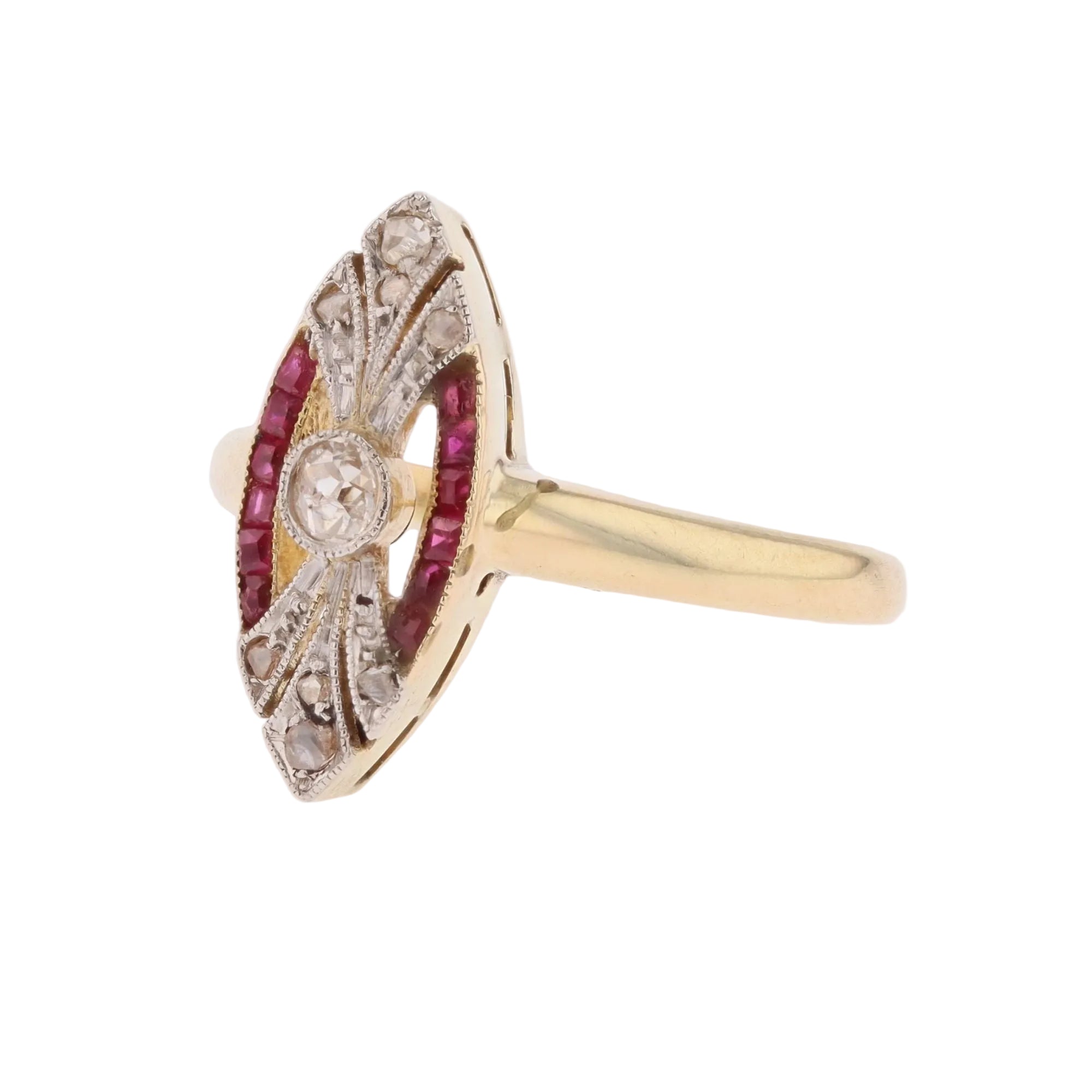 Bague Marquise en or jaune, platine, rubis et diamants