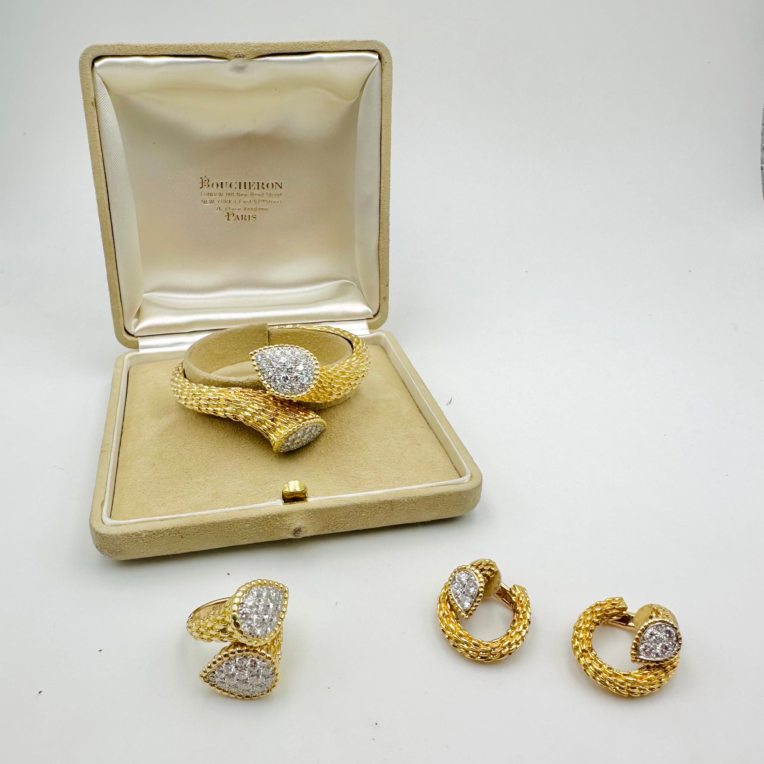 Boucles d'oreilles BOUCHERON "Serpent Bohème" en or jaune et diamants