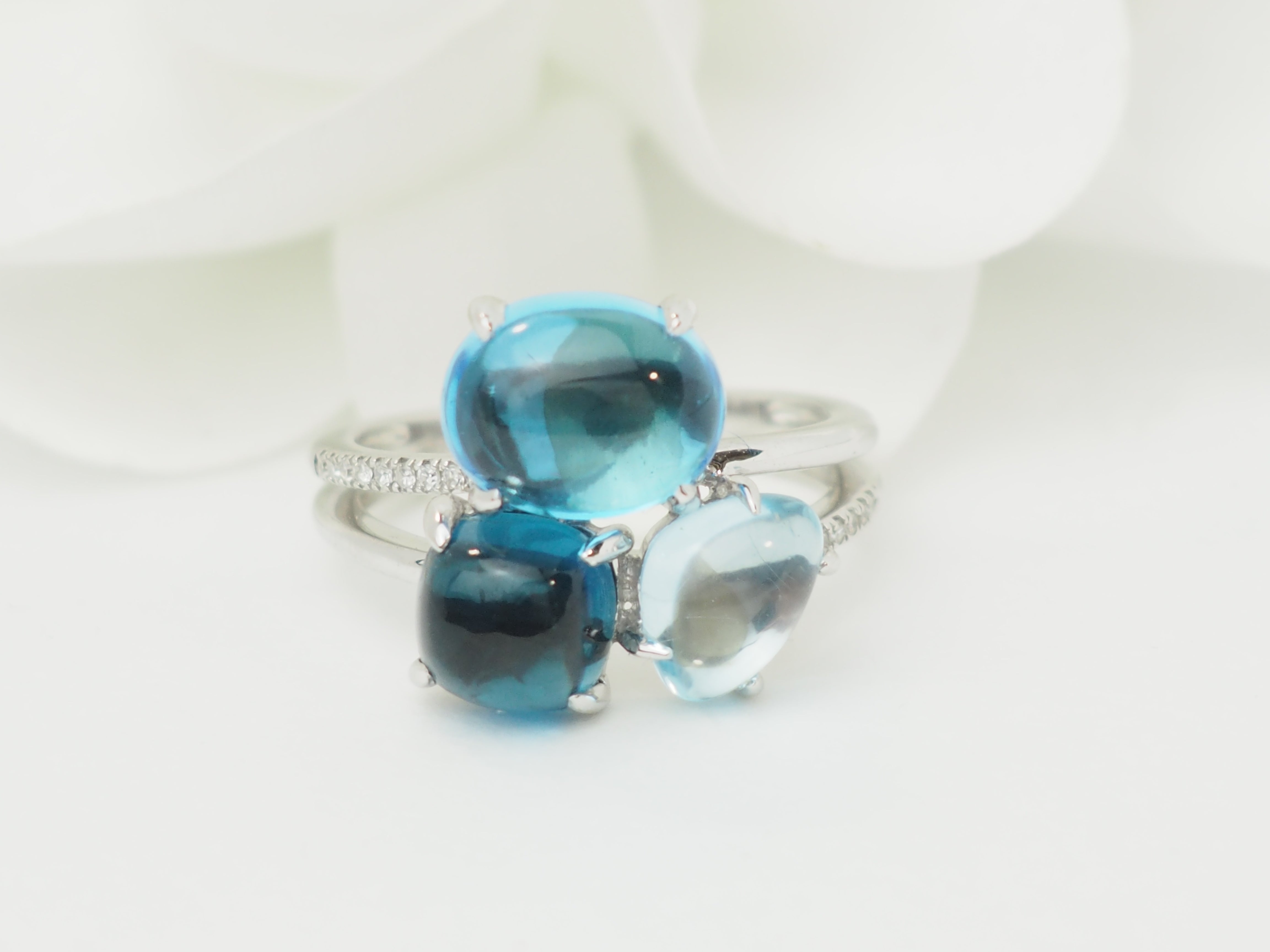 Bague Trilogie en or blanc, aigue-marine, topazes et diamants