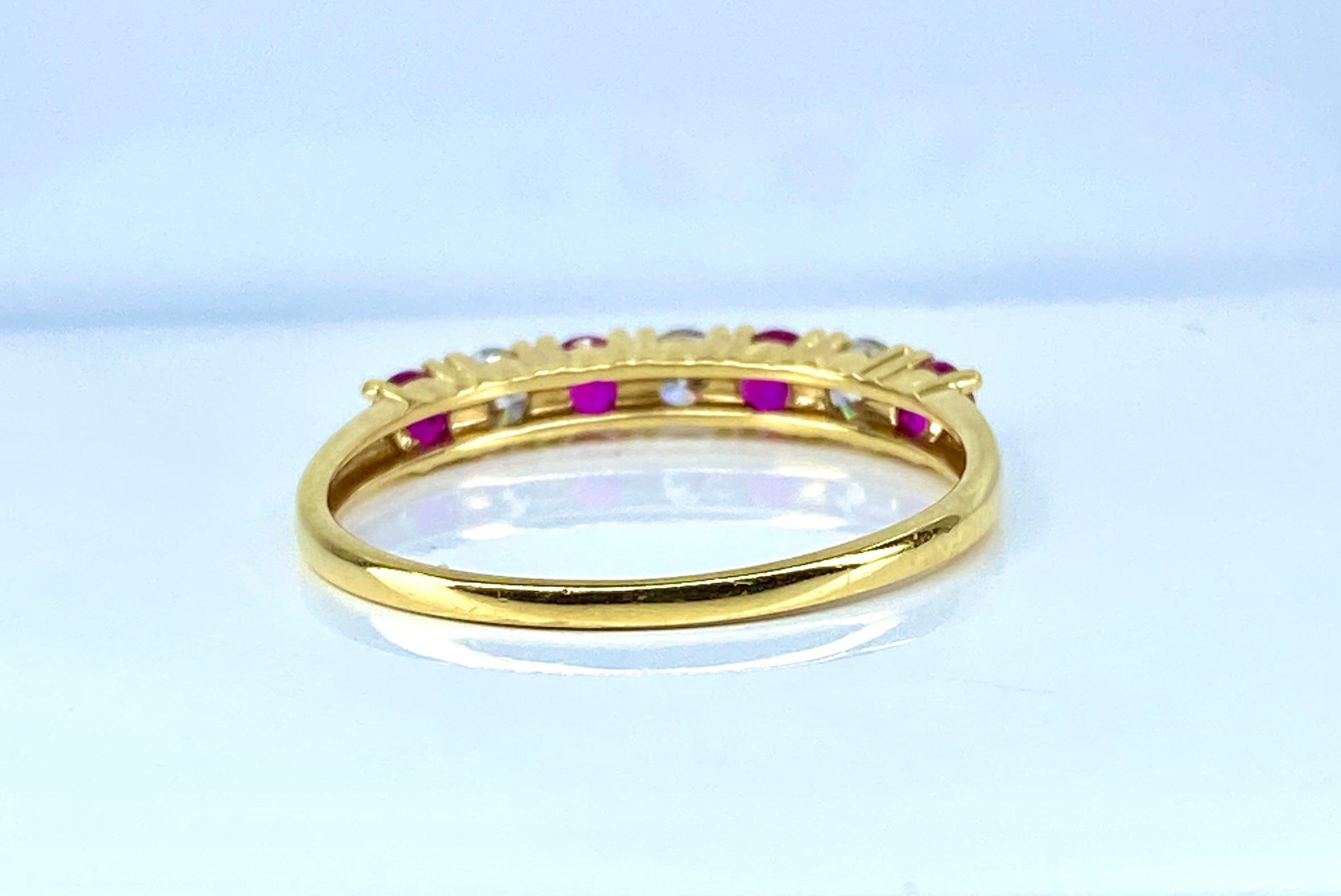 Bague Alliance en or jaune, rubis et diamants