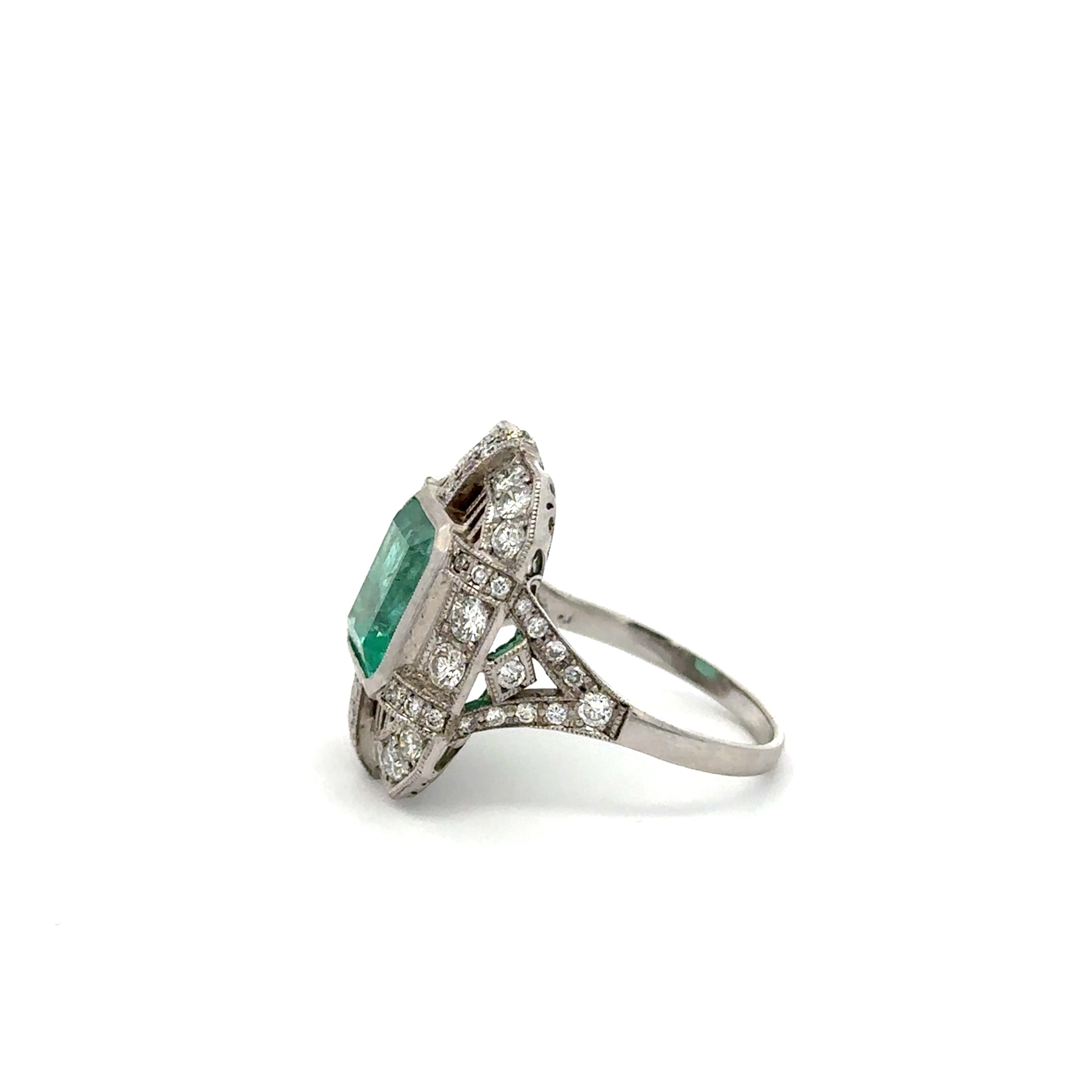 Bague Entourage en or blanc, émeraude et diamants