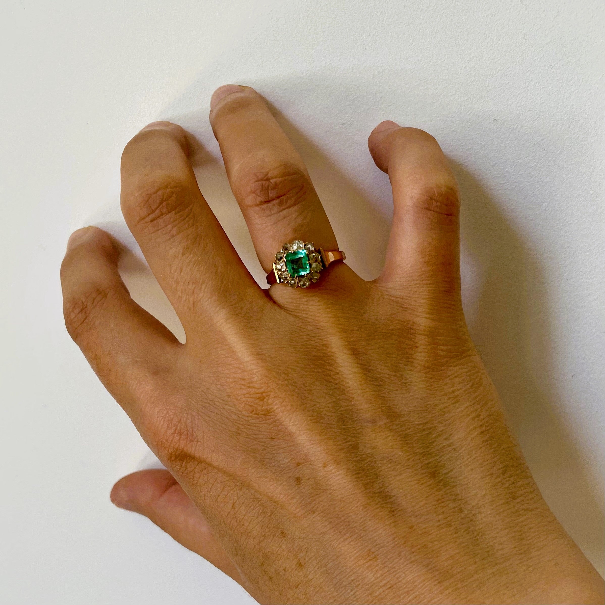 Bague Marguerite en or jaune, émeraude et diamants