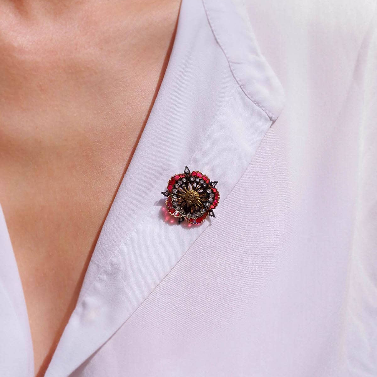 broche Épingle en or jaune, argent, émail et diamants.