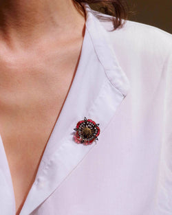 broche Épingle en or jaune, argent, émail et diamants.