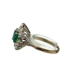Bague Entourage en or blanc, émeraudes et diamants