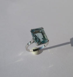 Bague Cocktail en platine et aigue-marine