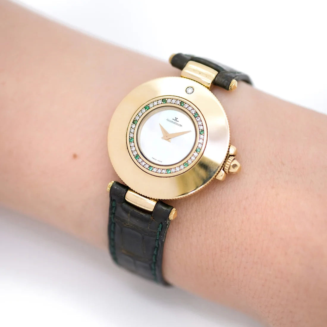 Montre JAEGER-LECOULTRE en or jaune, nacre, cuir, émeraudes et diamants
