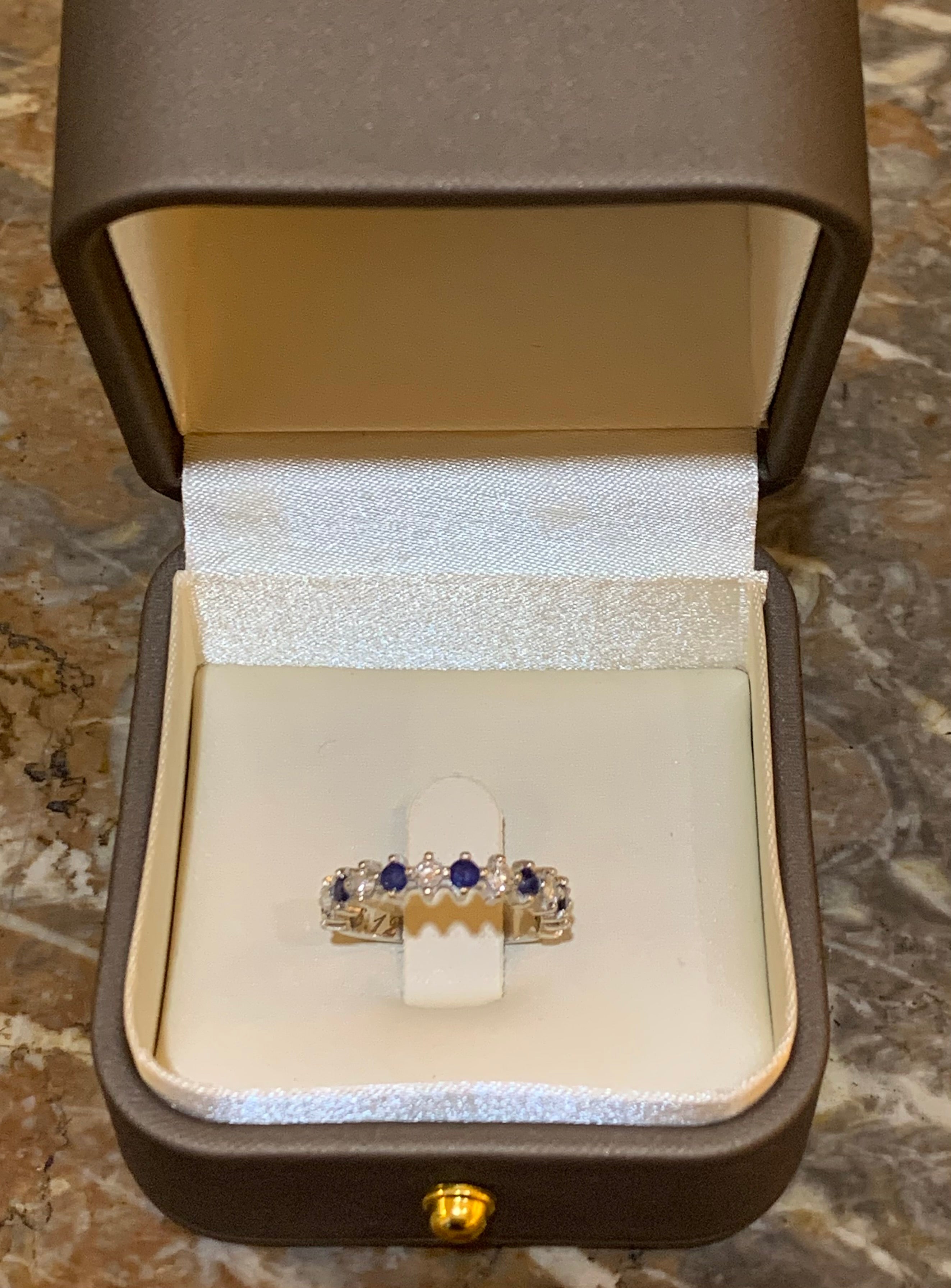 Bague Alliance en or blanc, saphirs et diamants
