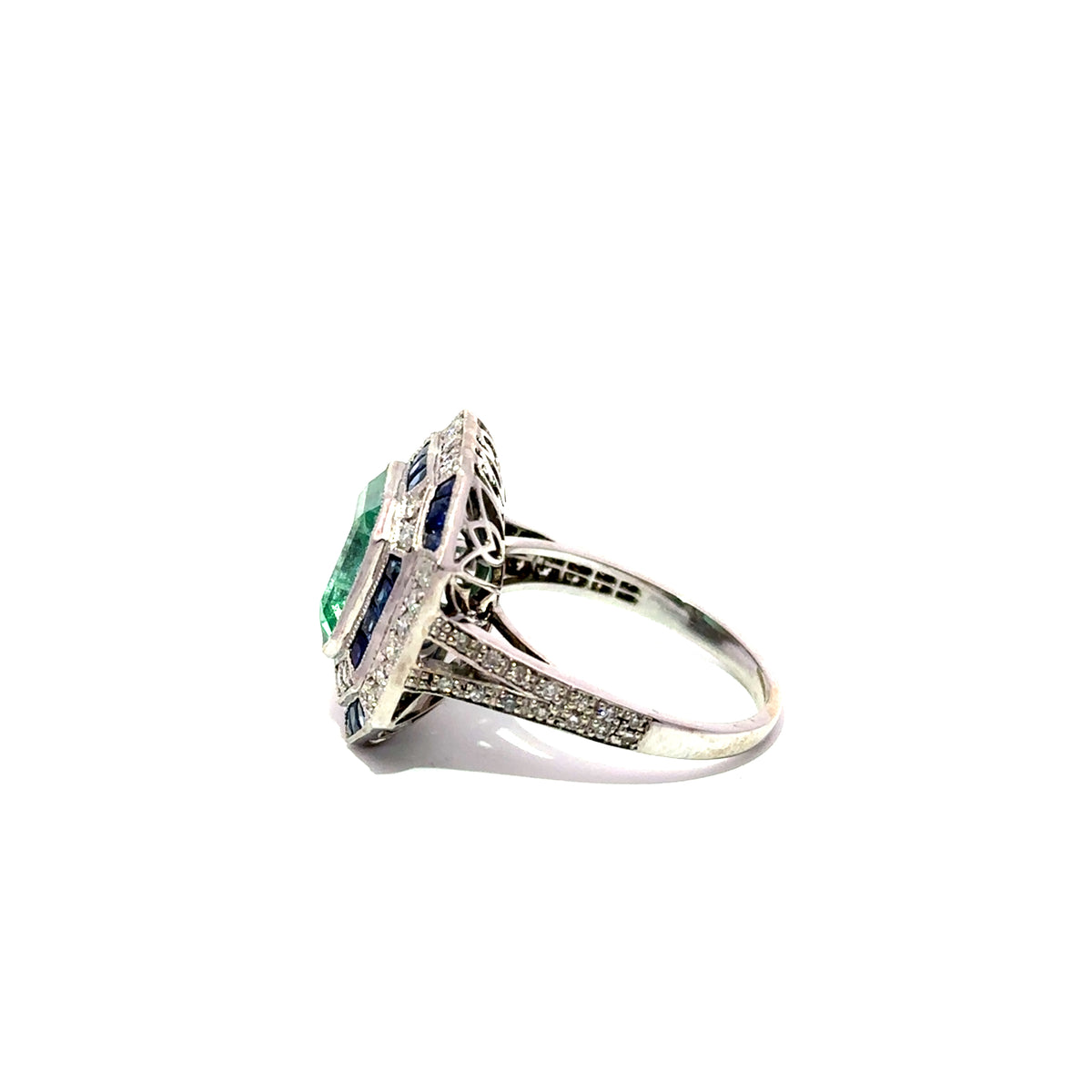 Bague Entourage en or blanc, émeraude, saphir et diamants