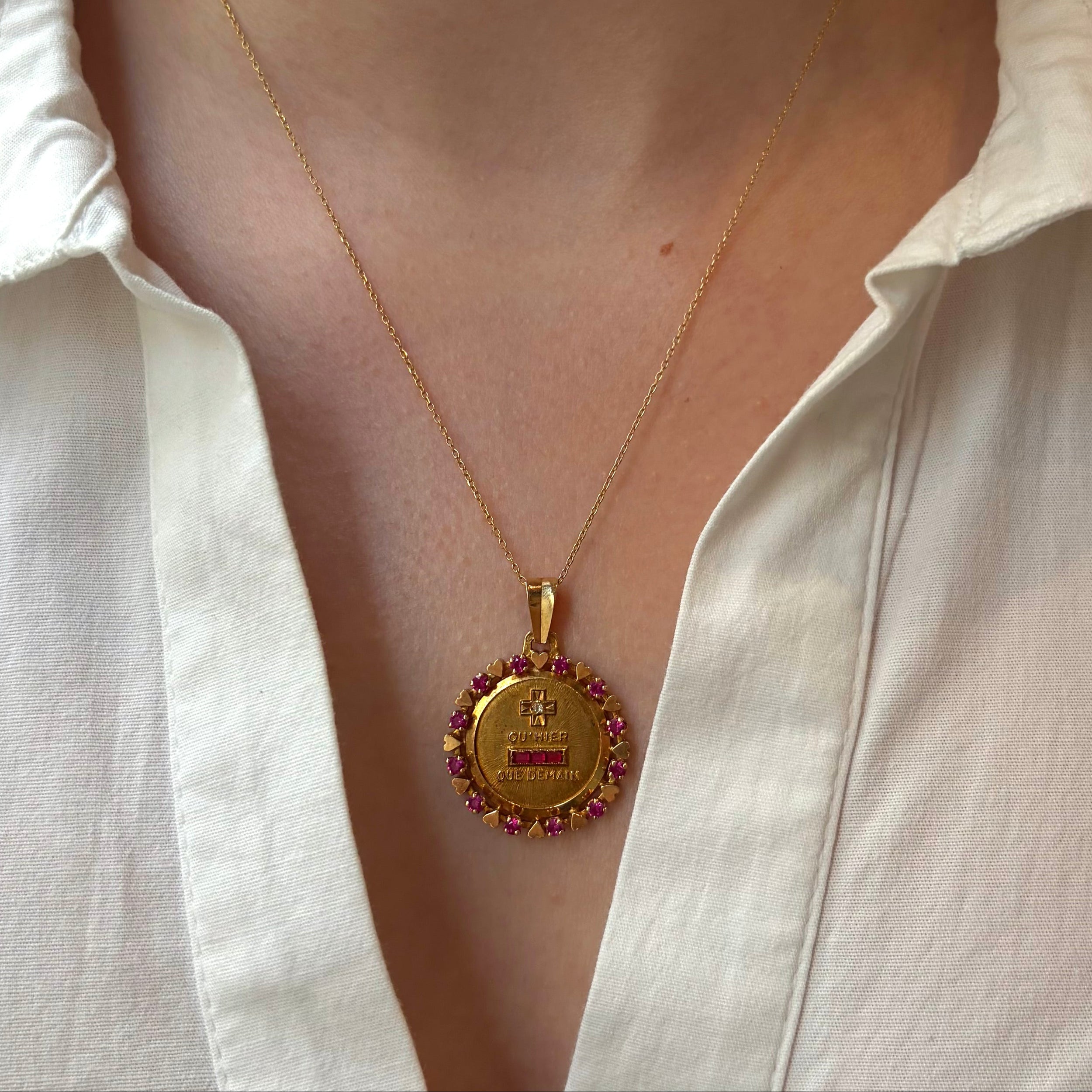 Médaille AUGIS en or jaune, rubis et diamants