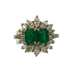 Bague Entourage en or blanc, émeraudes et diamants