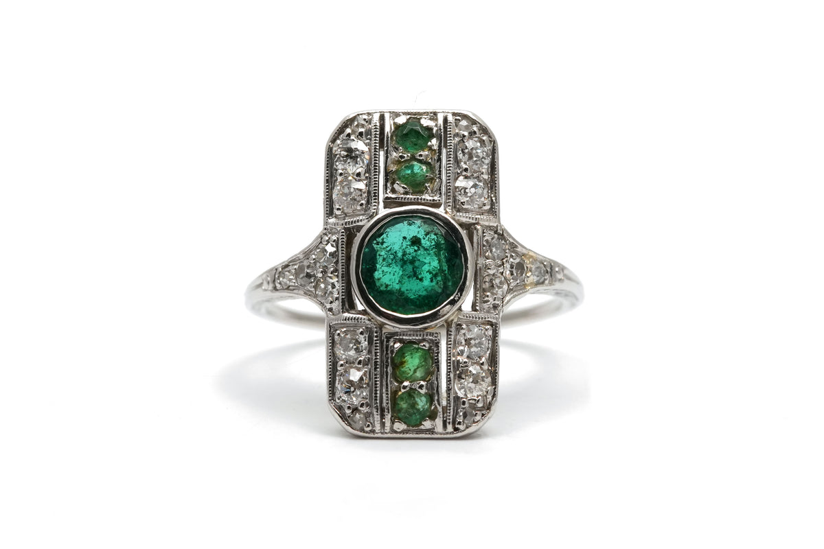 Bague Art Déco en or blanc, émeraudes et diamants