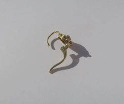 Boucles d’oreilles Dormeuses en or jaune, or banc, rubis, et perles