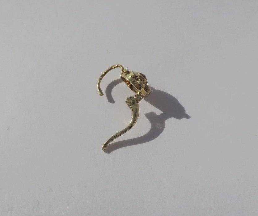 Boucles d’oreilles Dormeuses en or jaune, or banc, rubis, et perles