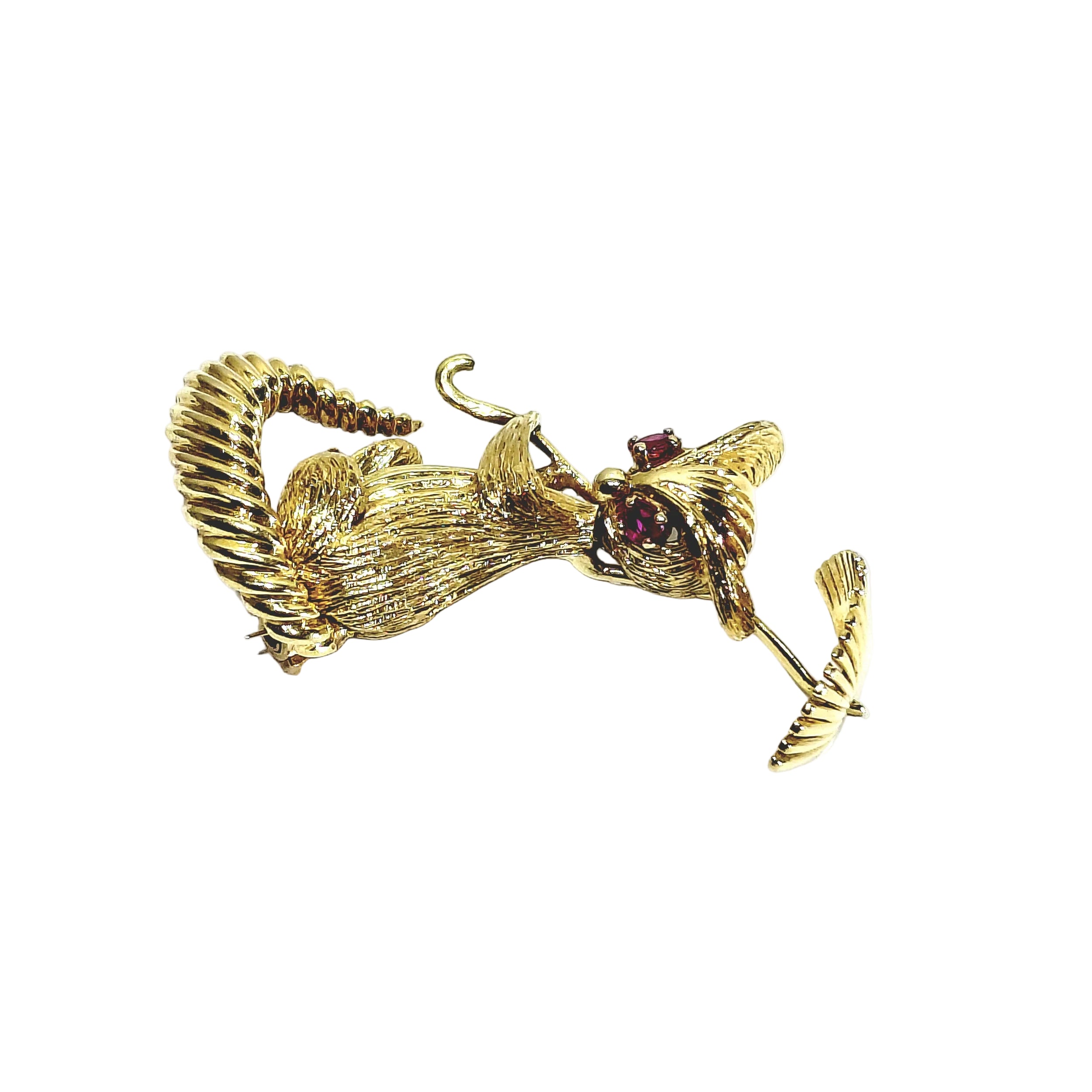 Broche en or champagne et rubis