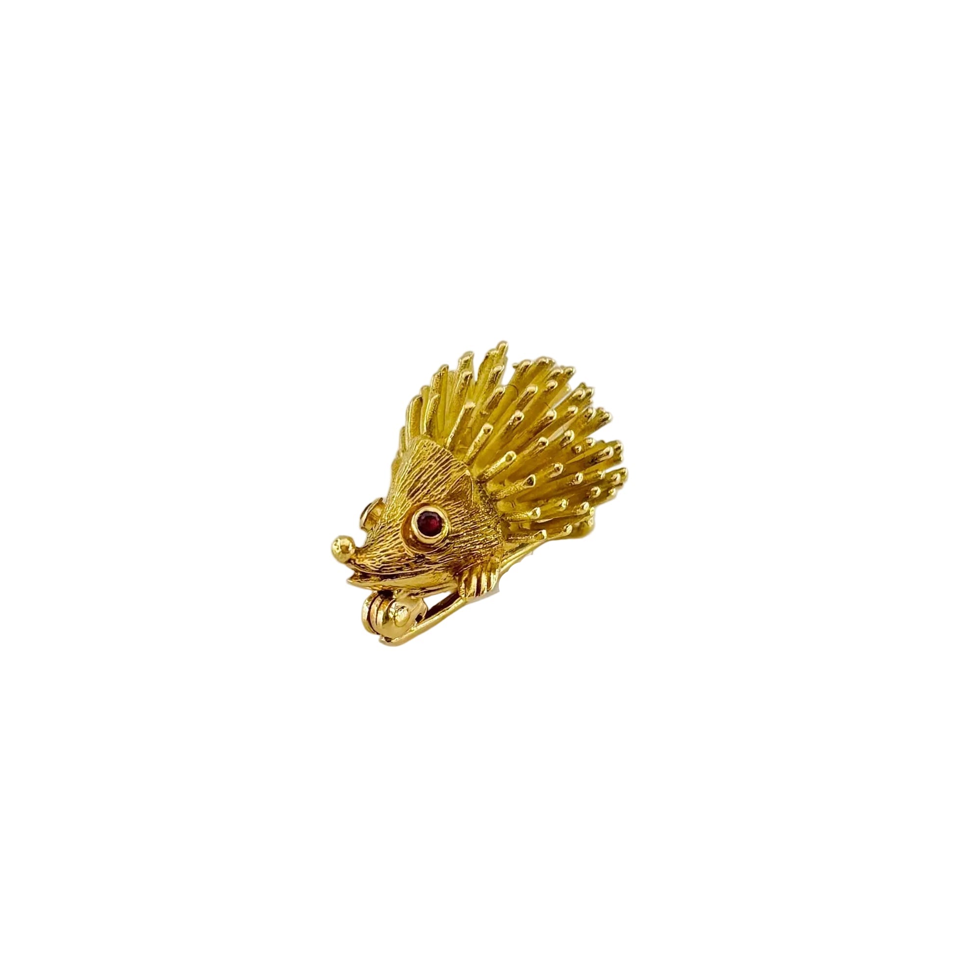 Broche Hérisson en or jaune et rubis