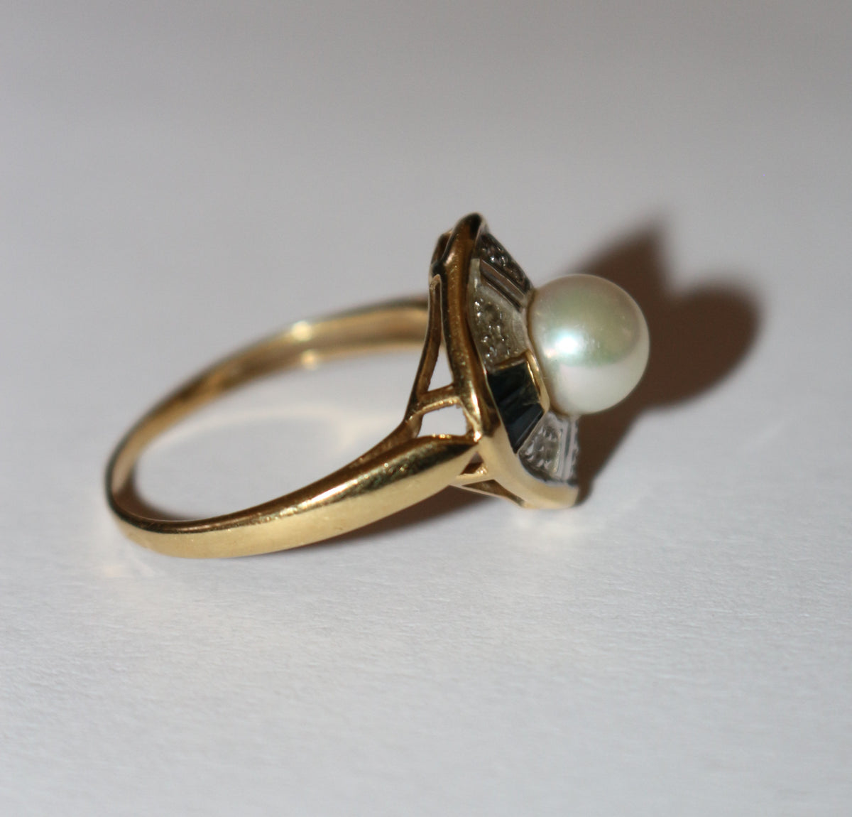 Bague en or jaune, saphirs, et perle